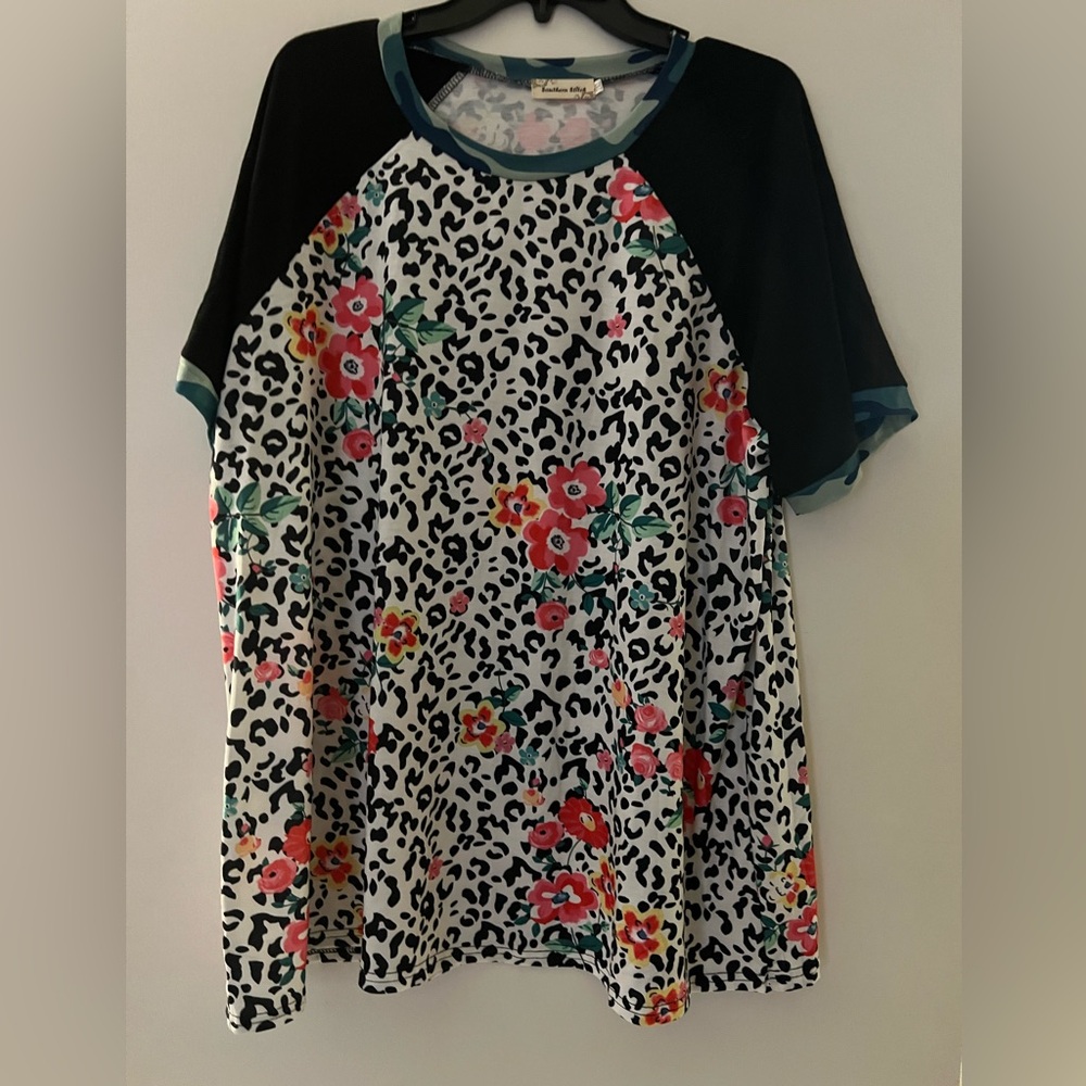 Southern Stitch Floral Animal Print Black and White T-Shirt Size 2XL